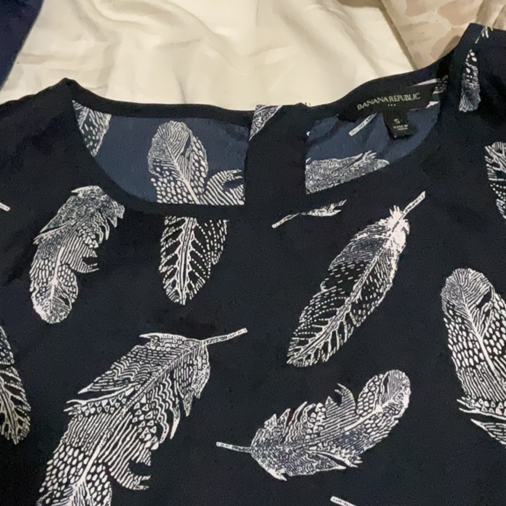 Banana republic blue tank white feathers light and perfect for summer
